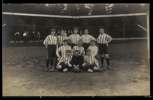 Foto-AK Fussballmannschaft vor einem Tor