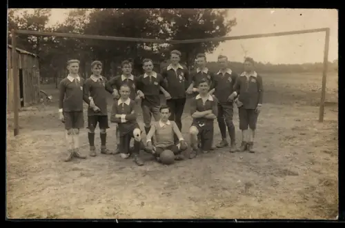 Foto-AK Fussballmannschaft vor einem Tor