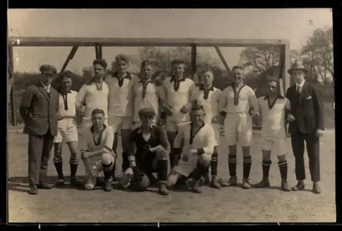 Foto-AK Fussballmannschaft vor einem Tor mit Trainern