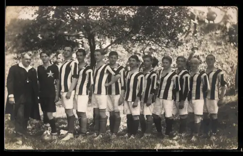 Foto-AK Fussballmannschaft vor einem Waldstück mit Trainer
