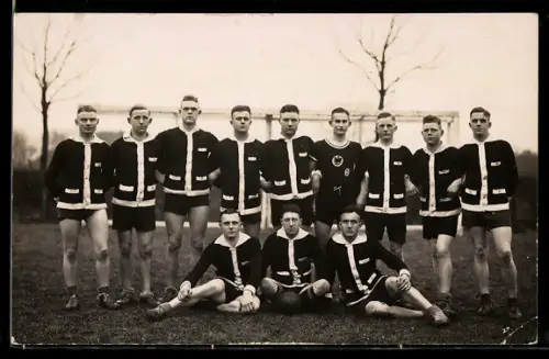 Foto-AK Fussballmannschaft vor einem Tor