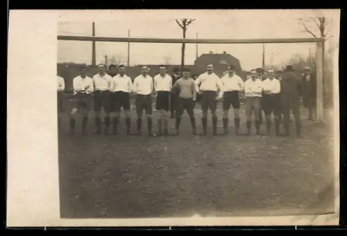 Foto-AK Fussballmannschaft vor einem Tor