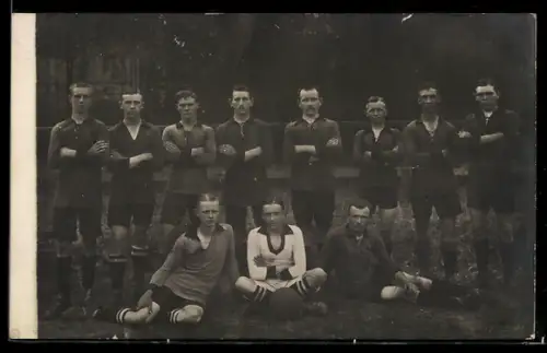 Foto-AK Fussballmannschaft auf einem Feld