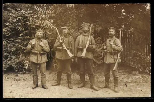 Foto-AK Soldaten der Infanterie in Uniform mit Gewehren
