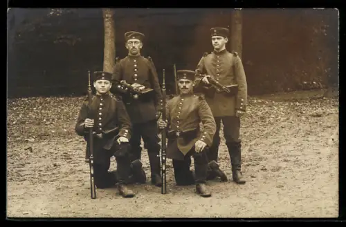 Foto-AK Soldaten der Infanterie in Uniform mit Gewehren