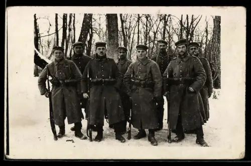 Foto-AK Soldaten der Infanterie in Uniformmänteln im Winter