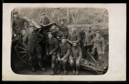 Foto-AK Artilleriesoldaten mit Feldkanone