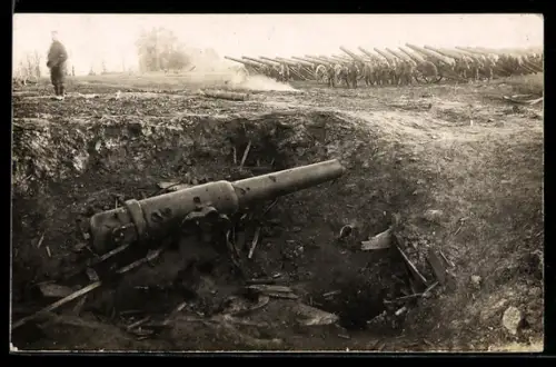 Foto-AK Zerstörtes Feldgeschütz in ausgehobener Feuergrube, Artillerie