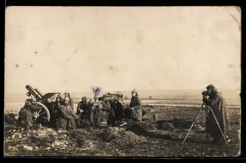 Foto-AK Artilleriesoldaten und Feldkanone werden fotografiert