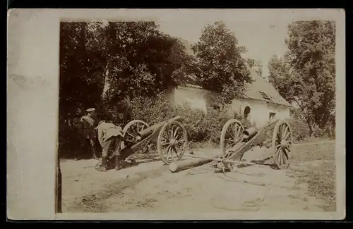 Foto-AK Zwei Feldkanonen auf einer Dorfstrasse, Artillerie
