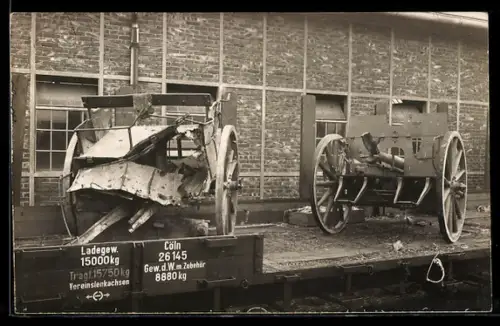 Foto-AK Feldgeschütz mit Protze nach einem Volltreffer