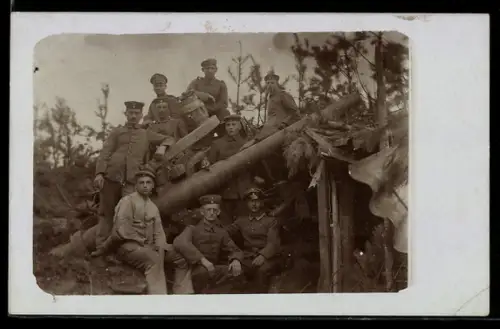 Foto-AK Soldaten der Artillerie mit Feldkanone in Feuerstellung