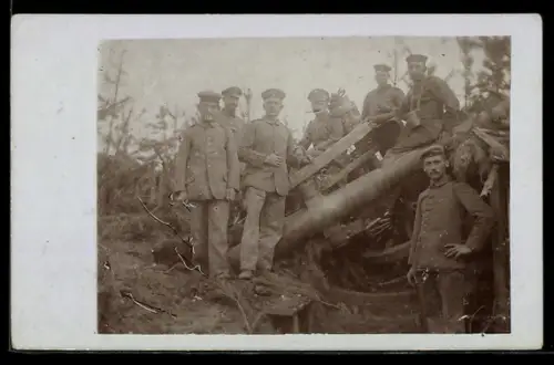 Foto-AK Soldaten der Artillerie mit Feldkanone in Feuerstellung