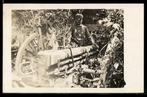 AK Soldat mit Pistole und Pickelhaube an einem Feldgeschütz, Artillerie