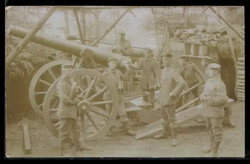 Foto-AK Feldkanone in Feuerstellung, Soldaten mit Granaten, Artillerie