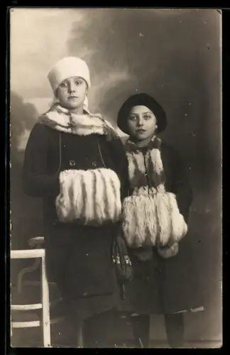 Foto-AK Zwei Mädchen mit Pelzmuff und Schals