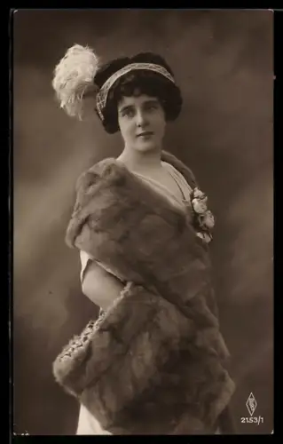AK Elegante Dame mit Pelzmuff und Haarband