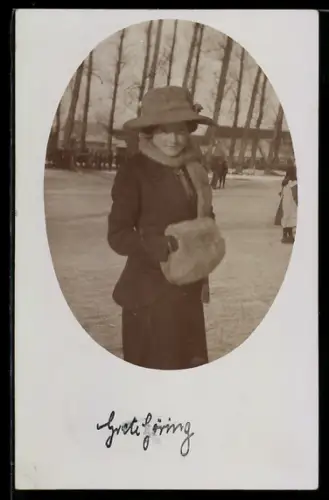 Foto-AK Dame mit Pelzmuff und Hut im Winter