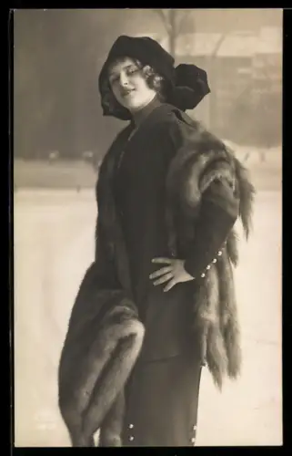 AK Elegante Dame mit Pelzmuff im Schnee
