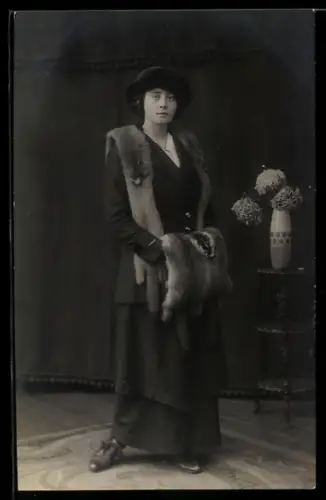 Foto-AK Junge Dame mit Pelzmuff im Studio