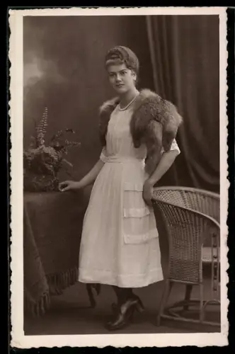 Foto-AK Junge Frau im weissen Kleid mit Pelzmuff