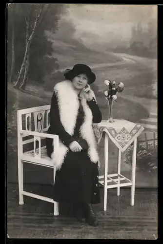 Foto-AK Dame mit weissem Pelz auf einer Bank
