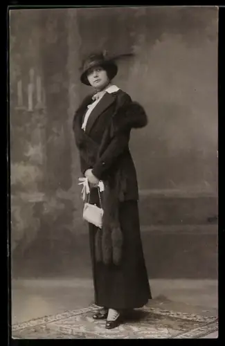 Foto-AK Elegante Dame mit Pelz und Handtasche