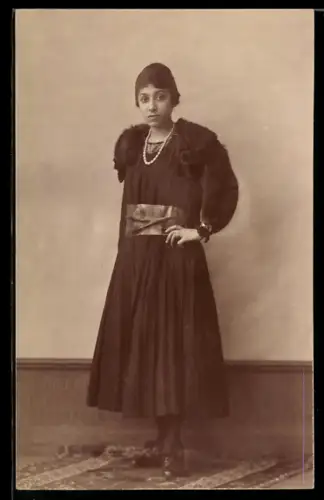 Foto-AK Junge Frau mit Pelz und Halskette