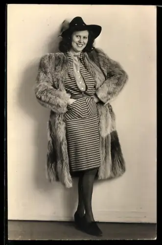 Foto-AK Lachende Frau in gestreiftem Kleid und Pelzmantel