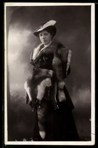 AK Dame mit zwei Pelzen und Handtasche