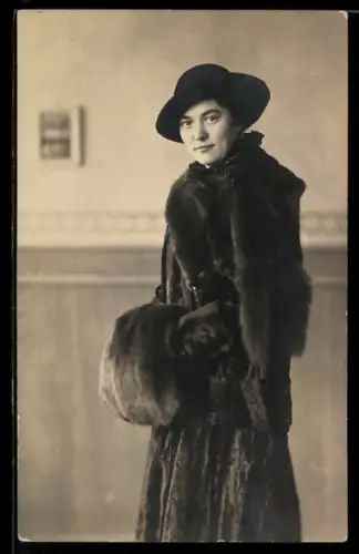 AK Dame mit dunklem Pelz und Muff