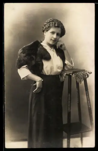 Foto-AK Junge Frau mit dunklem Pelz