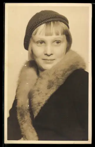 Foto-AK Porträt einer Dame mit Pelz