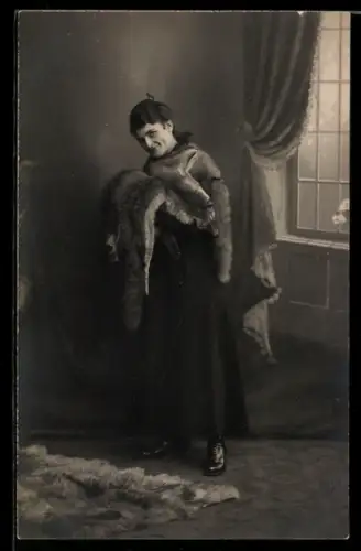 Foto-AK Lachende Dame mit Fuchspelzen