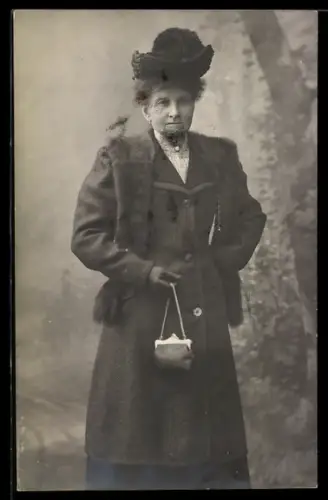 Foto-AK Dame mit Handtasche, Hut und Pelz
