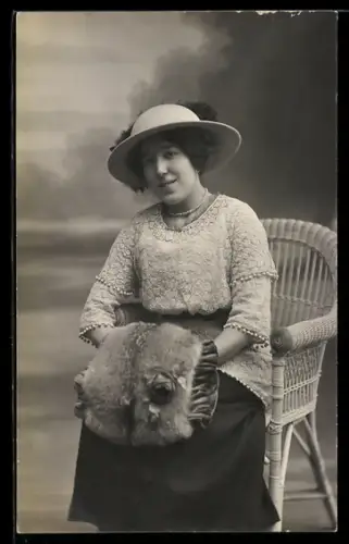 Foto-AK Sitzende Dame mit Pelzmuff