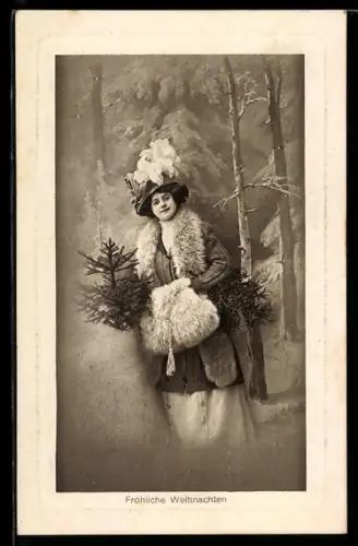 AK Dame mit Pelzmuff vor winterlicher Kulisse