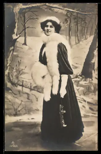 AK Dame mit weissem Pelz vor Winterkulisse