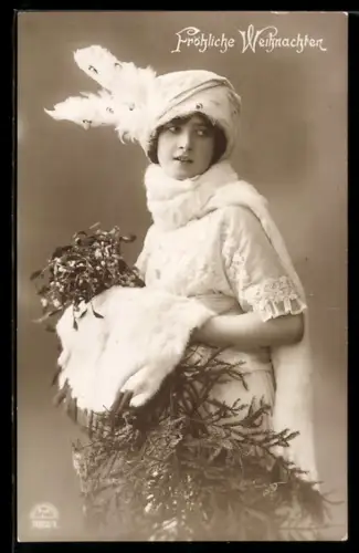 AK Dame mit weissem Pelz und Mistelzweig