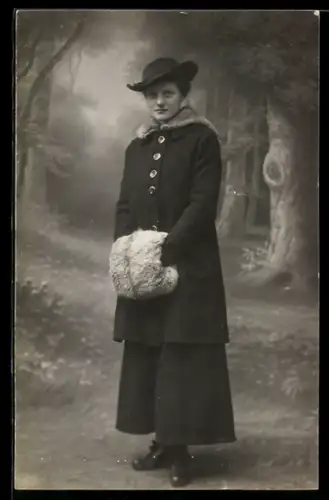 AK Dame im Wintermantel mit Pelzmuff