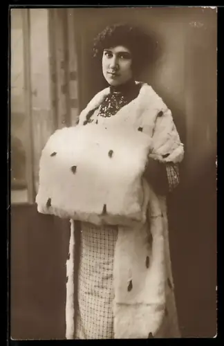 AK Dame in kariertem Kleid und Pelzmantel