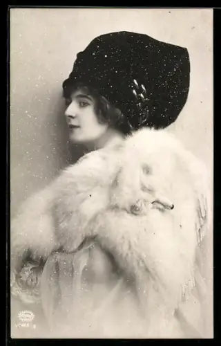 AK Dame im weissen Fuchspelz