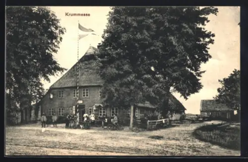 AK Krummesse, Gasthof mit Versammlung, Radfahrer, Nebengebäude