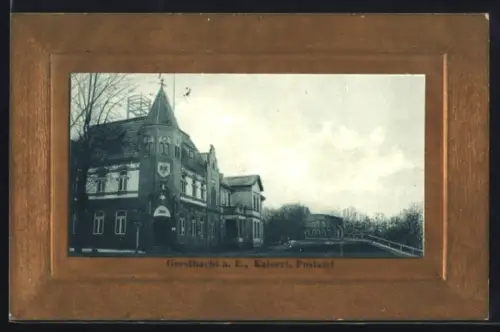 AK Geesthacht /Elbe, Kaiserliches Postamt, Panorama mit Holzsteg u. weiterem Gebäude, Rahmen
