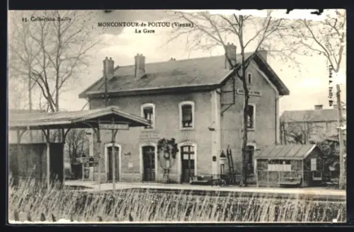 AK Moncontour-de-Poitou /Vienne, La Gare, Bahnhof