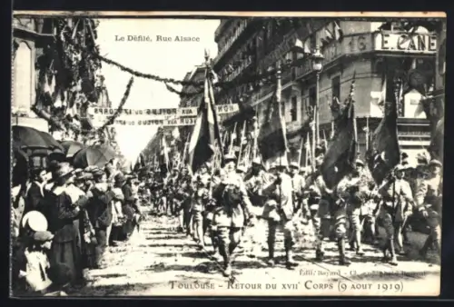 AK Toulouse, Retour du XVIIe Corps 1919, Le Defilé, Rue Alsace