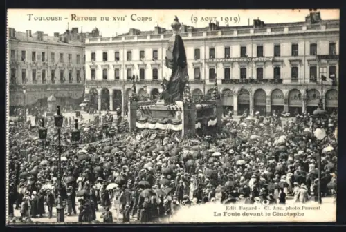 AK Toulouse, Retour du XVIIe Corps 9. Aout 1919, La Foule devant le Cénotaphe