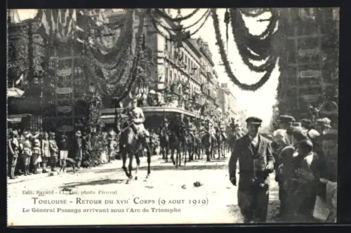 AK Toulouse, Retour du XVIIe Corps 1919, Le General Passaga arrivant sous l`Arc de Triomphe