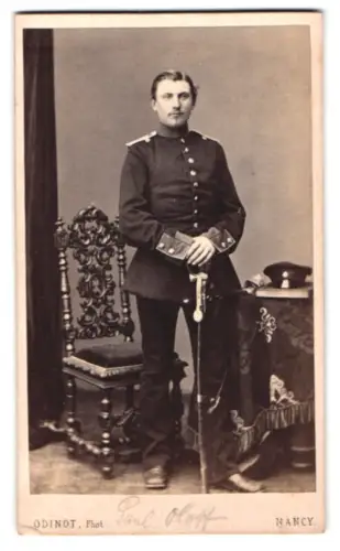 Fotografie Odinot, Nancy, Rue St. Dizier 126, Soldat in Uniform mit Schirmmütze und Säbel