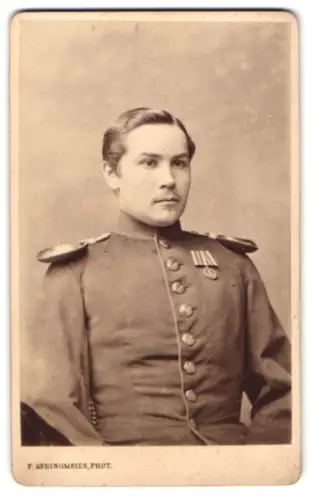 Fotografie E. Springmeier, Elberfeld, Sadowastrasse 15, Offizier in Uniform mit Kriegsdenkmünze 1870/71